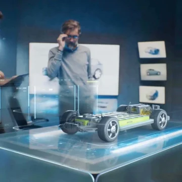 Due persone osservano la batteria di un'auto elettrica