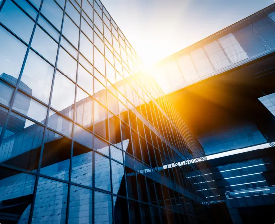 Il sole si riflette sulle vetrate di un edificio aziendale